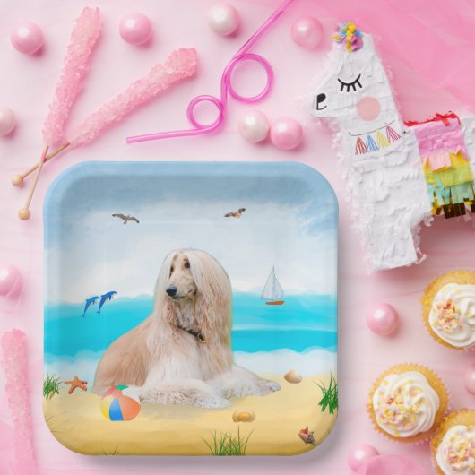 Assiettes En Carton Chien de chien afghan sur la plage (Fête)