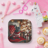 Assiettes En Carton Chien de taureau noir de Noël sur une chaise rouge (Fête)
