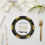 Assiettes En Carton Chip de Black and Gold Poker Las Vegas Mariage<br><div class="desc">Éblouissez vos invités en servant leur nourriture sur ces plaques de papier à thème Las Vegas,  en noir,  or et blanc. Ils sont parfaits pour un dîner de répétition de casino ou pour servir un dessert à la réception.</div>
