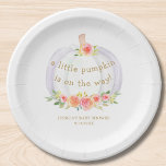 Assiettes En Carton Citrouille d'automne Baby shower filles<br><div class="desc">Cette mignonne plaque en papier baby shower d'automne présente un citrouille d'aquarelle blanc et des fleurs avec feuillage vert et or. Il dit "Un petit citrouille est en route ! " dans la typographie de l'or. Facile à personnaliser. Parfait pour le baby shower d'une fille d'automne. Aquarelle originale © Michele...</div>
