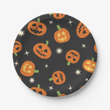 Citrouilles d'Halloween dispersées sur fond noir