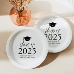 Assiettes En Carton Classe moderne de 2025 Black Script Graduation<br><div class="desc">Ajoutez une touche personnalisée à votre fête de remise des diplômes grâce à ces plaques de papier moderne ! Les plaques en papier sont dotées d'un capuchon de graduation noir en haut de la conception, avec "Class of 2025" en gras en lettres noires. Personnalisez les plaques de graduation noir et...</div>
