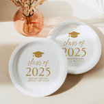Assiettes En Carton Classe moderne de 2025 Gold Script Graduation<br><div class="desc">Ajoutez une touche personnalisée à votre fête de remise des diplômes grâce à ces plaques de papier moderne ! Les plaques en papier sont dotées d'un capuchon de graduation en haut du design, avec "Class of 2025" en caractères gras dorés. Personnalisez les plaques de graduation en or avec le nom...</div>