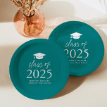 Assiettes En Carton Classe moderne de 2025 Script Graduation Turquoise<br><div class="desc">Ajoutez une touche personnalisée à votre fête de remise des diplômes grâce à ces plaques de papier moderne ! Les plaques en papier sont équipées d'un capuchon de graduation en haut du design avec "Class of 2025" en gras blanc sur un arrière - plan turquoise. Personnalisez les plaques de graduation...</div>