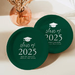 Assiettes En Carton Classe moderne de 2025 Script Green Graduation<br><div class="desc">Ajoutez une touche personnalisée à votre fête de remise des diplômes grâce à ces plaques de papier moderne ! Les plaques en papier sont équipées d'un capuchon de graduation en haut du design, avec "Class of 2025" en gras blanc sur un arrière - plan vert. Personnalisez les plaques de graduation...</div>