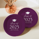 Assiettes En Carton Classe moderne de 2025 Script Purple Graduation<br><div class="desc">Ajoutez une touche personnalisée à votre fête de remise des diplômes grâce à ces plaques de papier moderne ! Les plaques en papier sont recouvertes d'un capuchon de graduation en haut de la conception avec "Class of 2025" en gras blanc sur un arrière - plan violet. Personnalisez les plaques de...</div>