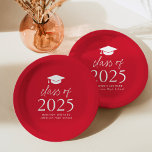 Assiettes En Carton Classe moderne de 2025 Script Red Graduation<br><div class="desc">Ajoutez une touche personnalisée à votre fête de remise des diplômes grâce à ces plaques de papier moderne ! Les plaques en papier sont équipées d'un capuchon de graduation en haut du design avec "Class of 2025" en gras blanc sur un arrière - plan rouge. Personnalisez les plaques rouges de...</div>