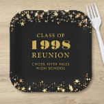 Assiettes En Carton Classe Reunion Black Gold Stars Personnalisé<br><div class="desc">Plaques papier de réunion de classe secondaire ou collégiale personnalisées et personnalisées pour toute classe de fin d'études (l'année est modifiable) avec votre année de classe et le nom de l'école. Le design comporte des étoiles dorées et des lampes à cordes contre une couleur noire arrière - plan modifiable que...</div>