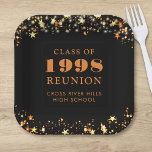 Assiettes En Carton Classe Reunion Black Orange Gold Stars Personnalis<br><div class="desc">Plaques de papier peint noir et orange personnalisées pour chaque classe de fin d'études (l'année est modifiable) avec votre année de classe et le nom de l'école. Le design comporte des étoiles dorées et des lampes à cordes contre une couleur noire arrière - plan modifiable que vous pouvez changer à...</div>