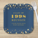 Assiettes En Carton Classe Reunion Blue Gold Stars Personnalisé<br><div class="desc">Plaques papier personnalisées bleues du lycée ou de la classe de collège pour n'importe quelle classe de fin d'études (l'année est modifiable) avec votre année de classe et le nom de l'école. Le design comporte des étoiles dorées et des lampes à cordes contre une couleur arrière - plan bleue modifiable...</div>