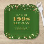 Assiettes En Carton Classe Reunion Green Gold Stars Personnalisé<br><div class="desc">Plaques de papier de retrouvailles personnalisées pour chaque classe de fin d'études (l'année est modifiable) avec votre année de classe et le nom de l'école. Le design comporte des étoiles dorées et des lampes à cordes contre une couleur verte arrière - plan modifiable que vous pouvez changer à votre couleur...</div>