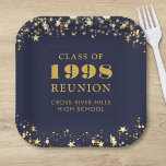 Assiettes En Carton Classe Reunion Marine Blue Gold Stars Personnalisé<br><div class="desc">Plaques papier de réunion de classe secondaire ou collégiale personnalisées et personnalisées pour toute classe de fin d'études (l'année est modifiable) avec votre année de classe et le nom de l'école. Le design comporte des étoiles dorées et des lampes à cordes contre une couleur marine bleu arrière - plan modifiable...</div>