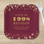 Assiettes En Carton Classe Reunion Maroon Gold Stars Personnalisé<br><div class="desc">Plaques de papier de réunion de classe secondaire ou collégiale pour chaque classe de fin d'études (l'année est modifiable) avec votre nom d'année de classe et le nom de l'école. Le design comporte des étoiles dorées et des lampes à cordes contre une couleur arrière - plan marron modifiable que vous...</div>