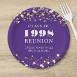 Assiettes En Carton Classe Reunion Purple Gold Stars Personnalisé<br><div class="desc">Célébrez avec vos camarades de classe à votre réunion de classe de l'école ou du collège avec ces plaques de papier couleur personnalisées et personnalisées pour n'importe quel cours de fin d'études (l'année est modifiable) avec votre année de classe et le nom de l'école. Le design comporte des étoiles dorées...</div>