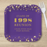 Assiettes En Carton Classe Reunion Purple Gold Stars Personnalisé<br><div class="desc">Plaques de papier de retrouvailles personnalisées violettes au lycée ou au collège pour toute classe de fin d'études (l'année est modifiable) avec votre année de classe et le nom de l'école. Le design comporte des étoiles dorées et des lampes à cordes contre une couleur arrière - plan violette modifiable que...</div>