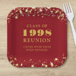 Assiettes En Carton Classe Reunion Red Gold Stars Personnalisé<br><div class="desc">Plaques papier personnalisées rouges du lycée ou de la classe de collège pour toute classe de fin d'études (l'année est modifiable) avec votre année de classe et le nom de l'école. Le design comporte des étoiles dorées et des lampes à cordes contre une couleur rouge arrière - plan modifiable que...</div>