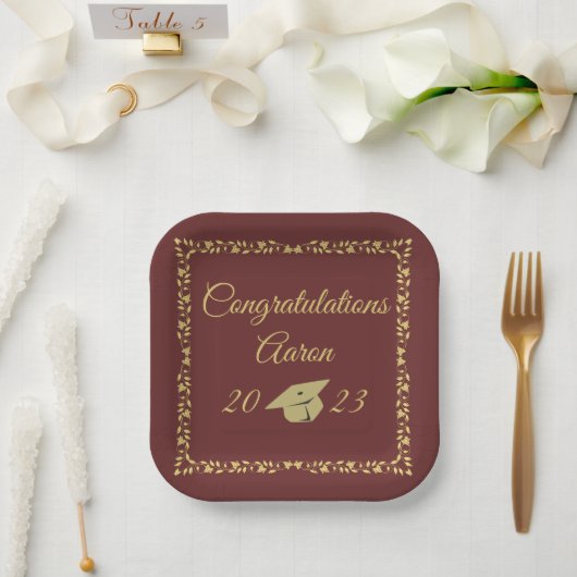 Assiettes En Carton Classy Design Gold sur Maroon Graduation Party (Mariage)