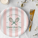 Assiettes En Carton Club de tennis | Bachelorette<br><div class="desc">Le Tenniscore sort du country club et s'installe sur votre papeterie. L'aspect est une prédiction sur les loisirs d'athlétisme de luxe. Cette collection est faite pour regarder le tennis de loin avec un verre de limonade. C'est un retour à l'époque de la sophistication de l'ancien argent, avec des vignettes vintages...</div>