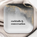 Assiettes En Carton Cocktails Abstraits modernes et soirée Conversatio<br><div class="desc">Vous pourrez y déguster des cocktails et des conversations avec cette plaque en papier abstraite moderne qui a un charme sophistiqué. Un simple arrière - plan abstrait peint en noir, charbon de bois et or apporte une touche de couleur et de style à la serviette. Cet article fait partie d'une...</div>