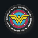 Assiettes En Carton Comics DC | Wonder Woman Circle & Stars Logo<br><div class="desc">Ce clin d'oeil vintage à l'emblématique Diana Prince séduira les amateurs de bandes dessinées du monde entier. Ces accessoires indispensables pour une fête d'anniversaire sur le thème du super-héros ont été officiellement conçus par DC Comics. Avec le bouclier doré classique de Wonder Woman, dressé contre un arrière - plan coloré,...</div>