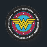 Assiettes En Carton Comics DC | Wonder Woman Circle & Stars Logo<br><div class="desc">Ce clin d'oeil vintage à l'emblématique Diana Prince séduira les amateurs de bandes dessinées du monde entier. Ces accessoires indispensables pour une fête d'anniversaire sur le thème du super-héros ont été officiellement conçus par DC Comics. Avec le bouclier doré classique de Wonder Woman, dressé contre un arrière - plan coloré,...</div>