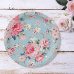 Assiettes En Carton Cottage Roses roses sur Arrière - plan bleu<br><div class="desc">Elégant et romantique motif floral transparent avec des roses pastel de style cottage rose avec des fleurs sauvages blancs et roses sur arrière - plan bleu ciel clair.</div>