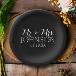 Assiettes En Carton Couleur Solide Noir Mr & Mrs Wedding Favors<br><div class="desc">Une couleur audacieuse avec des polices chic fait une déclaration pour un service de réception. Les éléments sont plus faciles à customiser lorsque vous remplacez tout le texte et les photos en premier. Si votre art doit encore être ajusté, cliquez sur le bouton Personnaliser. Cela vous mènera à une zone...</div>