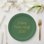 Assiettes En Carton Couleurs de l'école Forêt Vert et or Graduation<br><div class="desc">Plaques de la fête de graduation ! Plaque verte de forêt avec texte or. Personnalisez avec le nom du diplômé,  l'école et l'année de l'obtention du diplôme.</div>
