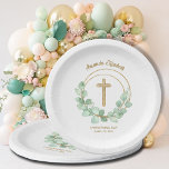 Assiettes En Carton Croix d'or Eucalyptus<br><div class="desc">Une croix de parties scintillant en faux or et une couronne feuille d'eucalyptus mettent en surbrillance ces plaques de papier avec votre texte en lettres chic. Parfait pour le baptême,  le baptême ou la première communion de votre enfant. Objets CORRESPONDANTS disponibles dans notre magasin.</div>