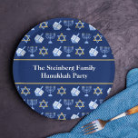 Assiettes En Carton Cute Hanoukka Dreidel Menorah Motif Custom Party<br><div class="desc">Belle plaque de papier de fête Hanoukka personnalisable en bleu joli avec un motif cool de la star du judaïsme,  rêvé pour les jeux de Chanukah amusants,  et la menorah juive pour un dîner de vacances ou de réunion avec votre synagogue.</div>