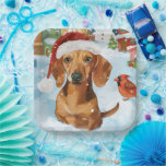Assiettes En Carton Dachshund Winter Wonderland Christmas Joy<br><div class="desc">Ce design festif reflète l'esprit joyeux de la période des fêtes, avec un adorable petit portant un chapeau de Père Noël. Le chien est niché dans un pays des merveilles hivernales, avec un bonhomme de neige, un sapin de Noël décoré et des cadeaux joliment emballés. Les flocons de neige tombent...</div>