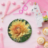 Assiettes En Carton Dahlia jaune et orange sur une plaque de papier (Fête)