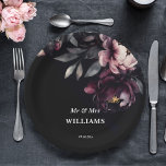 Assiettes En Carton Dark moody noir élégant modèle de pivoines bordeau<br><div class="desc">Dark moody noir élégant gothique tout en un mariage personnalisable vaisselle modifiable plaques modèles,  noir bordeaux pivots sur plaques de mariage arrière - plan noir</div>