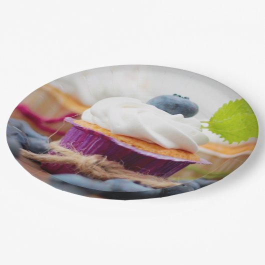 Assiettes En Carton Delicious Blueberry Cupcake with Whipped Cream (Angle)
