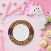 Assiettes En Carton Dentelle en feuilles d'or sur arrière - plan rouge (Fête)