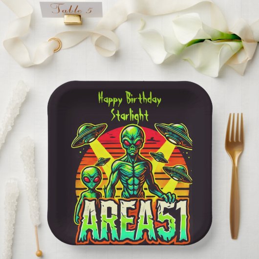 Assiettes En Carton Des figures Aliens émergent près de la zone 51 (Mariage)