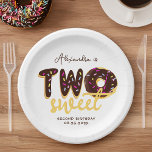 Assiettes En Carton Deux Donut Chocolat Sucré Deuxième Script d'annive<br><div class="desc">Pour un deuxième anniversaire avec le thème Deux douceurs / beignets / bonbons. Les lettres en DEUX sont recouvertes de glaçage au chocolat avec des arrosages colorés. L'O est un beigne recouvert de chocolat. En vertu de cela, le mot "doux" est écrit dans une écriture manuscrite beige. Au-dessus de cette...</div>