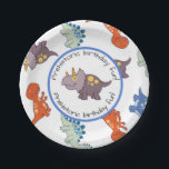 Assiettes En Carton Dinosaure pour enfants Motif fête d'anniversaire<br><div class="desc">Le design de fête d'anniversaire pour enfants amusant comprend un motif arrière - plan de divers dinosaures tels que tyrannosaurus rex, triceratops et stegosaurus sur un arrière - plan blanc solide. Au centre se trouve un cercle blanc avec garniture bleue. À l'intérieur du cercle se trouve un petit triceratops violet...</div>