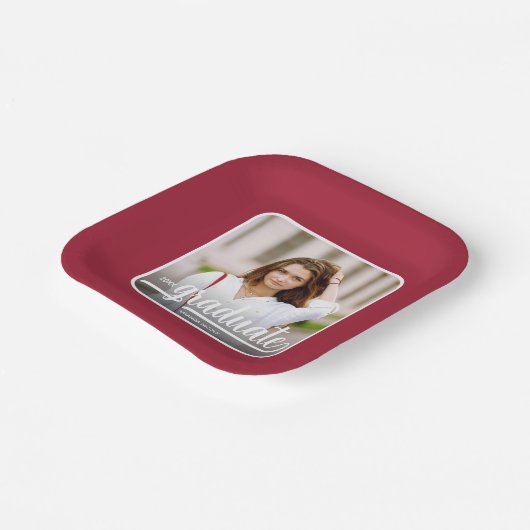 Assiettes En Carton Diplômé Photo Bold Script Crimson Graduation (Angulaire)