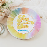 Assiettes En Carton DONNA Retro Font Tie Dye Pool Party Anniversaire<br><div class="desc">La collection Donna dispose d'un amusant arrière - plan coloré à cravate avec une combinaison de police rétro. Cette collection est parfaite pour un anniversaire coloré.</div>