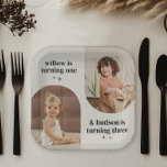 Assiettes En Carton Double Arc Photo Joint Anniversaire Papier Napkin<br><div class="desc">Un design de fête d'anniversaire moderne et articulé avec 2 de vos propres photos en forme d'arcade. Vous pouvez modifier la couleur de tout le texte et des étoiles dans cette conception.</div>