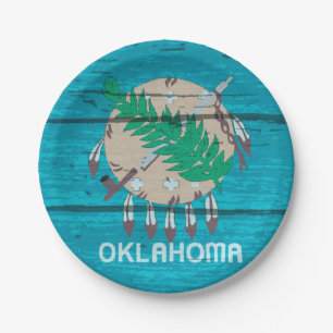 Assiettes En Carton Drapeau d'état de l'Oklahoma sur le vieux bois de