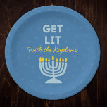 Assiettes En Carton Drôle "Get Lit" Chic Personnalisé Menorah Hanoukka<br><div class="desc">Célébrez l'Hanoukka avec ces assiettes amusantes "Get Lit", parfaites pour servir des latkes, des beignets de gelée et toutes vos friandises de vacances! Avec une illustration de menorah bleu vif, un nom de famille personnalisable et l'expression ludique "Get Lit", ces assiettes ajoutent une touche de joie à votre table de...</div>