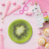 Assiettes En Carton Du kiwi frais. Closeuse à tranche ronde isolée (Fête)
