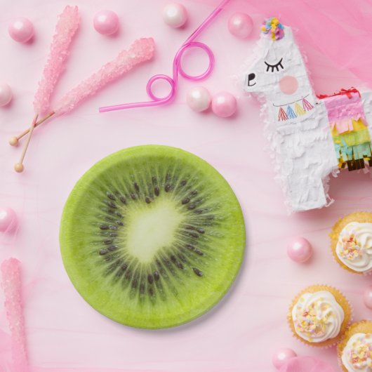 Assiettes En Carton Du kiwi frais. Closeuse à tranche ronde isolée (Fête)