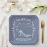 Assiettes En Carton Dusty Blue Peacock Wedding shower<br><div class="desc">Personnalisez une plaque en papier unique pour les invités d'accueil de mariage avec un ensemble de plaques en papier Fête des mariées Dusty Blue Peacock Flourish. Le design en Plaque de Papier présente un élégant paon orné de fleurs. Personnalisez avec les noms du marié et de la mariée avec la...</div>