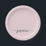 Assiettes En Carton Écriture de monogramme minimaliste rose pâle pour<br><div class="desc">Assiettes en papier personnalisées avec monogramme rose pastel minimaliste et élégant au nom de jeune fille. Ce design présentant votre prénom dans une jolie écriture manuscrite avec une typographie à queue (ou calligraphie) sur fond rose poussiéreux ou rose blush pastel clair. Celles-ci sont faciles à personnaliser. Idéal pour une pendaison...</div>