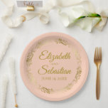 Assiettes En Carton Elégant Bordure Ornate Corail Pêche & Mariage Or<br><div class="desc">Ces belles plaques de papier couleur corail, pêche ou orange pâle présentent un design simple mais élégant avec une bordure florale dorée en faux film orné et de l'espace pour entrer les noms du couple et la date mariage. Entièrement personnalisable. Parfait pour une douche nuptiale, une réception décontractée, un dîner...</div>