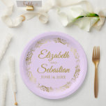 Assiettes En Carton Elégant Bordure Ornate Lilac Purple & Mariage Or<br><div class="desc">Ces belles plaques de papier couleur violet clair ou lilas présentent un design simple mais élégant avec une bordure florale dorée en faux feuille ornée et de l'espace pour entrer les noms du couple et la date mariage. Entièrement personnalisable. Parfait pour une douche nuptiale, une réception décontractée, un dîner de...</div>