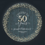 Assiettes En Carton Élégant Gold 50th Birthday Script<br><div class="desc">Jolie parties scintillant en faux or,  faits saillants sur la bordure supérieure et inférieure. Tout le texte est ajustable et facile à changer pour vos besoins de partie. Grand élégant design modèle 50e anniversaire. arrière - plan texturé en bois bleu.</div>